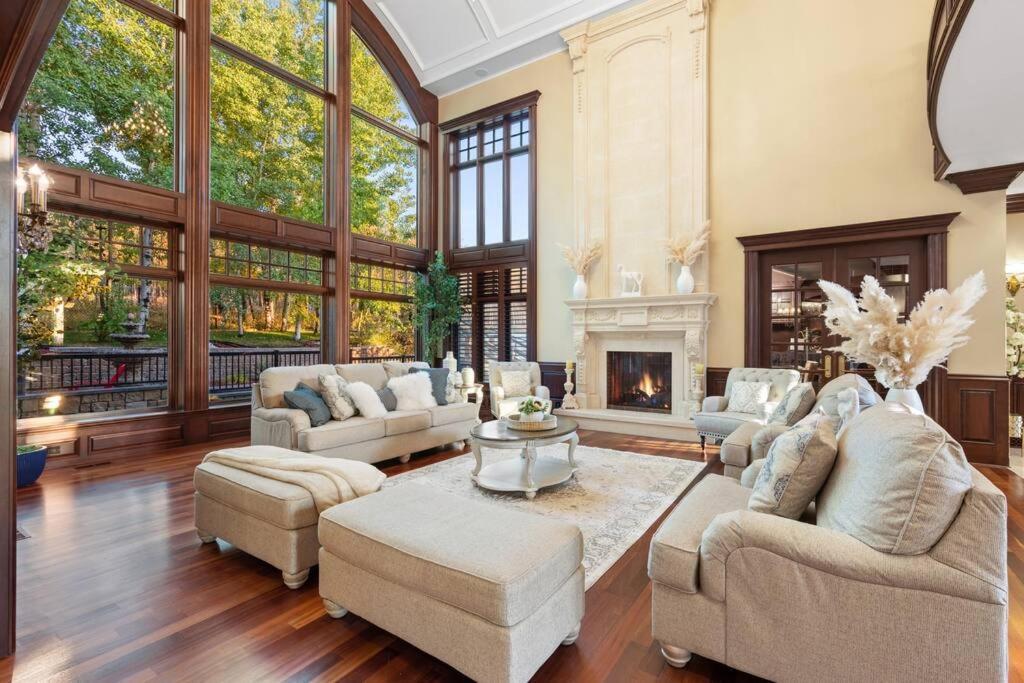 French Chateau W/Swim Spa & Theatre: 11,700 Sqft YYC Exterior foto