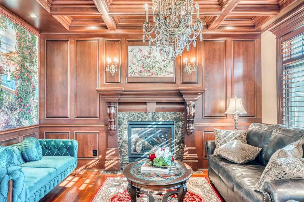 French Chateau W/Swim Spa & Theatre: 11,700 Sqft YYC Exterior foto