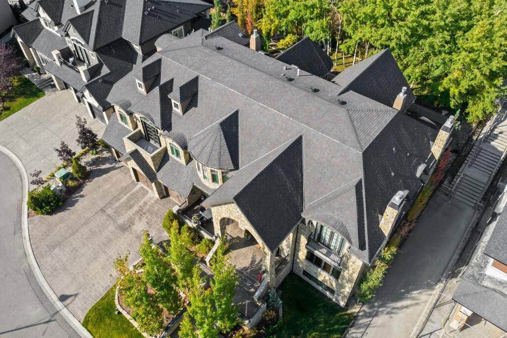 French Chateau W/Swim Spa & Theatre: 11,700 Sqft YYC Exterior foto