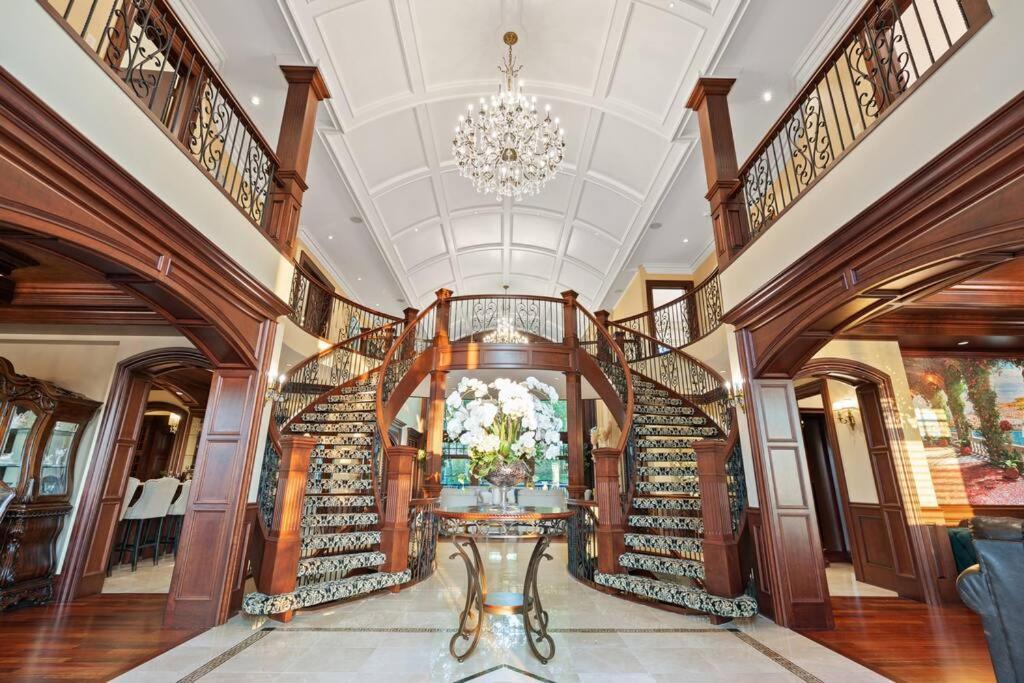 French Chateau W/Swim Spa & Theatre: 11,700 Sqft YYC Exterior foto