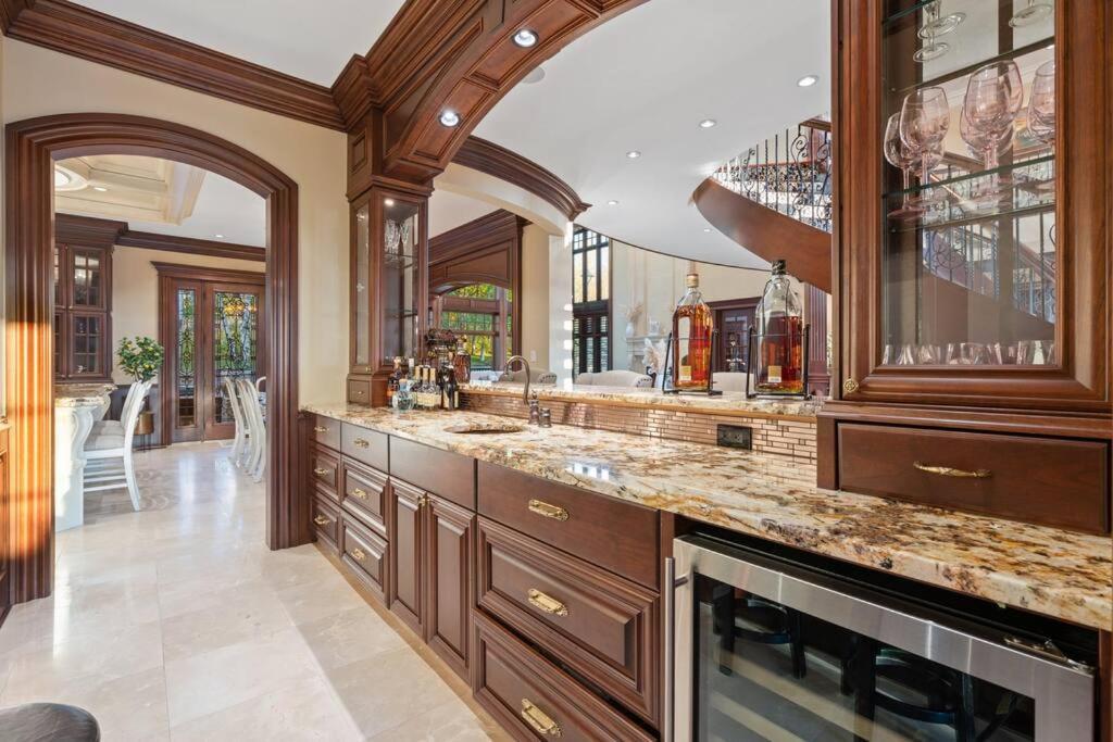French Chateau W/Swim Spa & Theatre: 11,700 Sqft YYC Exterior foto