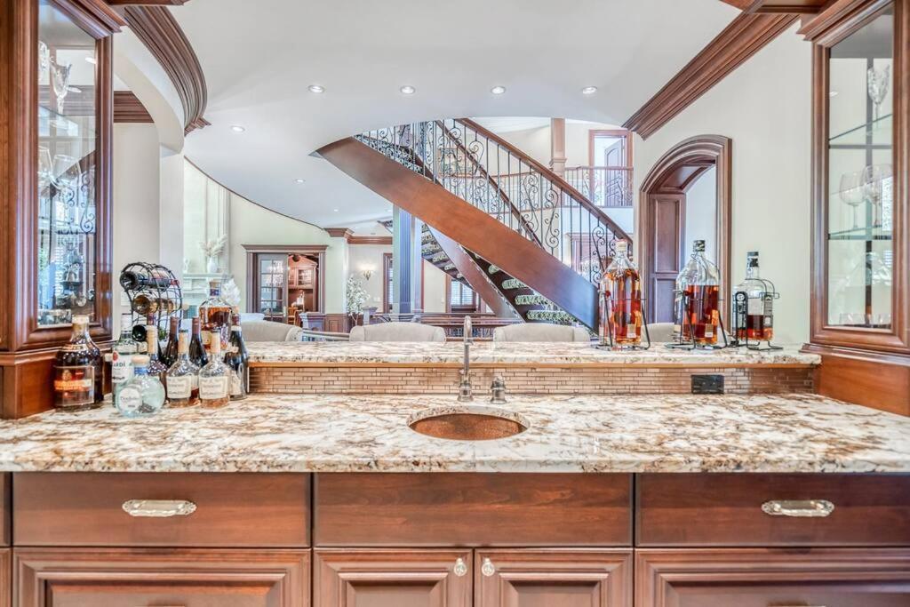 French Chateau W/Swim Spa & Theatre: 11,700 Sqft YYC Exterior foto