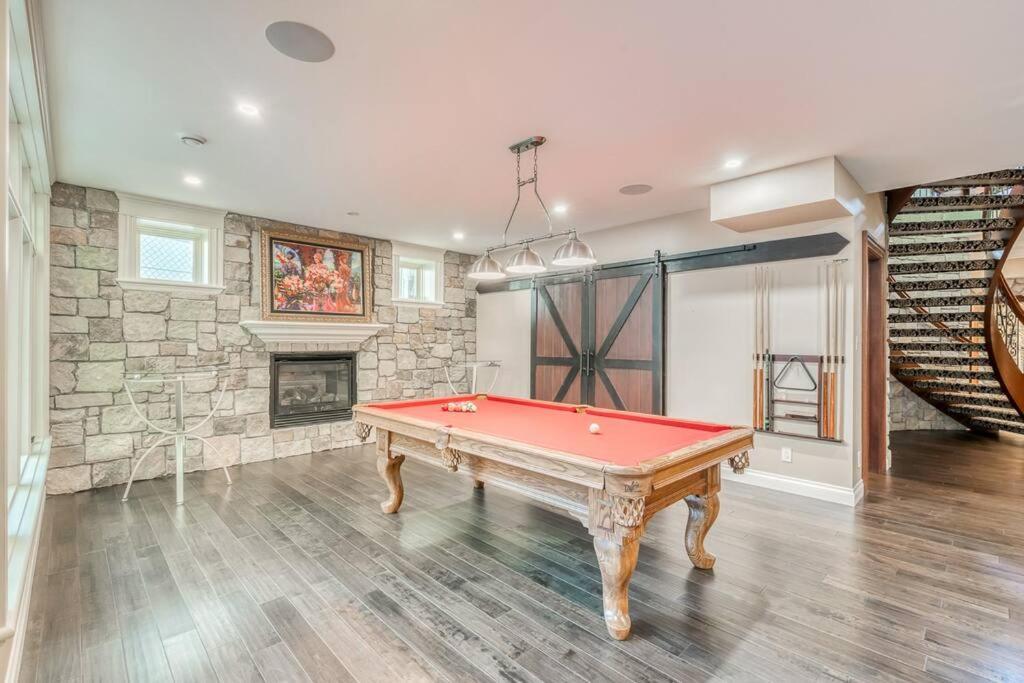 French Chateau W/Swim Spa & Theatre: 11,700 Sqft YYC Exterior foto