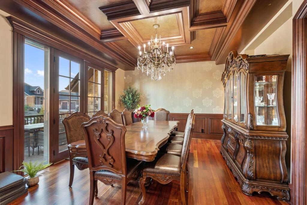 French Chateau W/Swim Spa & Theatre: 11,700 Sqft YYC Exterior foto